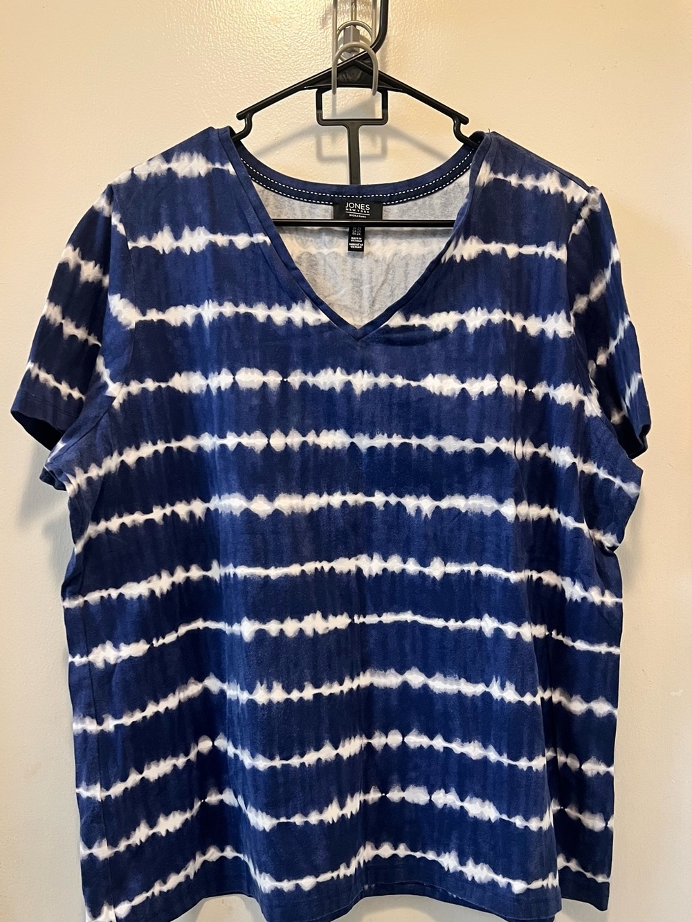 Jones New York Navy & White Tie-Dye V-Neck Top